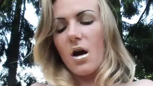 Ein großer harter schwanz im freien, doggystyle