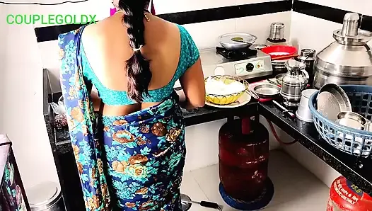 Seks w kuchni: macocha siedzi, aby zjeść jedzenie, aż wyjedziemy