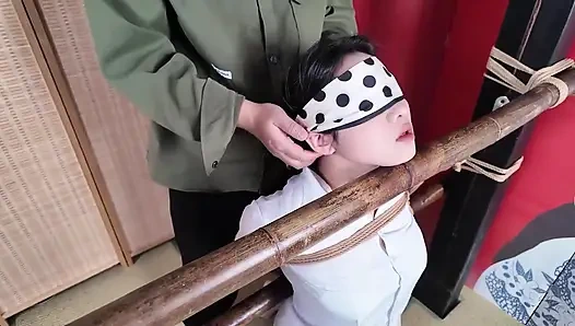 Xr22-das mädchen wurde an eine Säule gefesselt und diszipliniert.