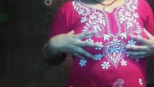 Nackt zeigen und fingern.