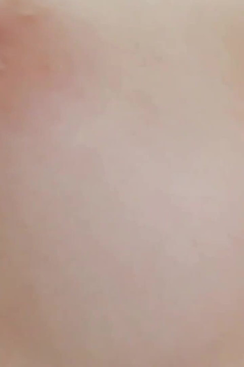 Napalona brunetka masturbuje się kranem kuchennym