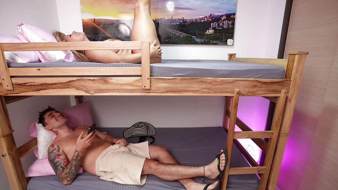 FAN ESPAGNOL RÉALISE SON RÊVE DE ME BAISER DANS UNE AUBERGE COLOMBIENNE SANS PRÉSERVATIF