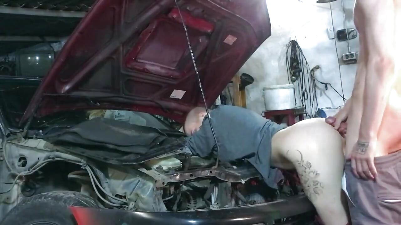 Sexig mekaniker Vilu Vidish blir krossad Toyota Ae101