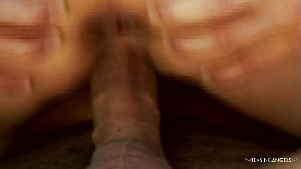 Aasialainen nainen, jolla on suuret pakarat, harrastaa seksuaalista toimintaa kiihottuneiden miesten kanssa ulkona