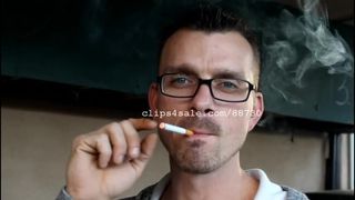 Fetysz palenia - Kenneth Raven pali część wideo 1