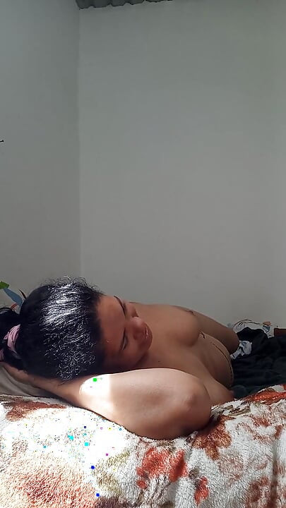 सुंदर प्रेमिका गहरा गला चूस रही है