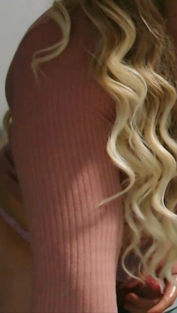 Femboy hände frei sissy-orgasmen, während sie ihren arsch fickt