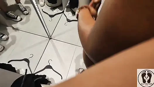 Pasangan kekasih lagi asik ngentot di ruang ganti baju!