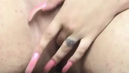 Cewek gemuk nyepong dildo kaca sebelum memasukkannya ke dalam memeknya