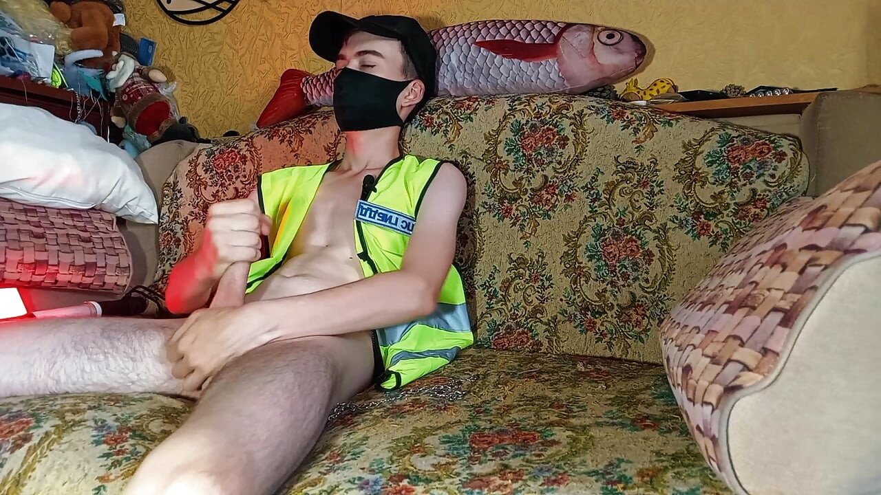 Genç twink büyük yarağını sıvazlıyor