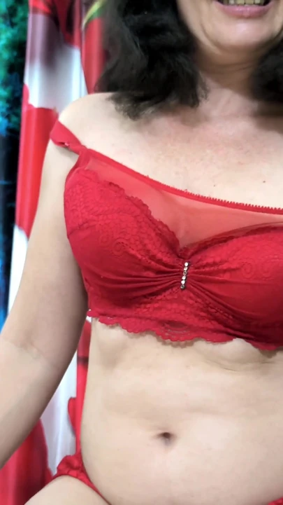"हॉट milf(चोदने लायक मम्मी) पैरों से चुदाई देते हुए गीली हो जाती है।