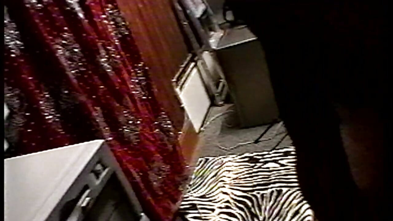Tombul orta yaşlı seksi kadın yoğun parmaklama seansından sert fışkırtıyor