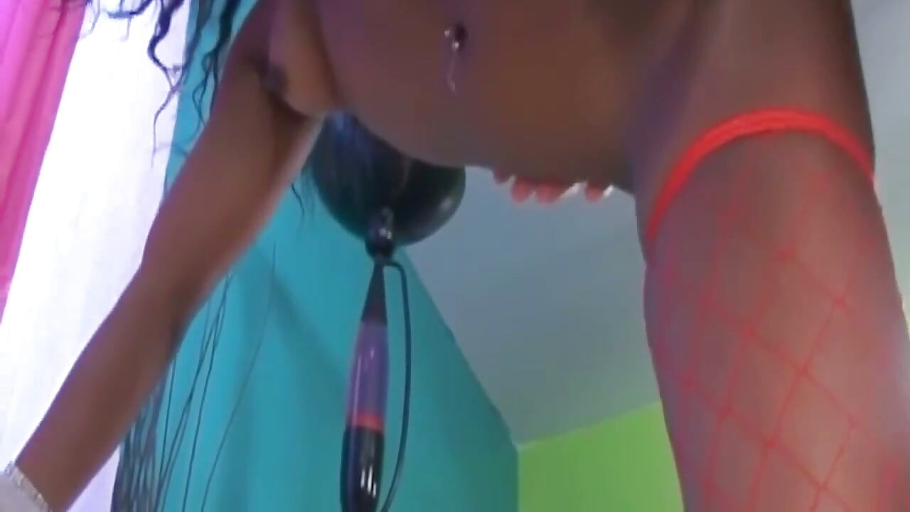 穿着红色渔网的抹油黑发熟女硬骑