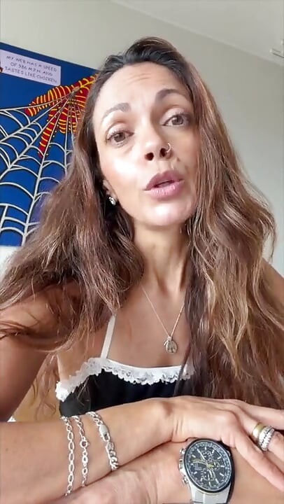 La Criada Perfecta Instrucciones De Paja: Mucama MILF Envía Un Video Mensaje a Su Empleador.