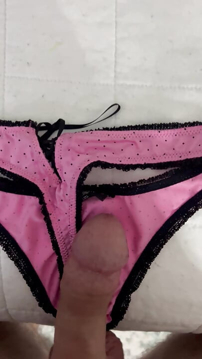 ピンクのパンティは私をイかせる