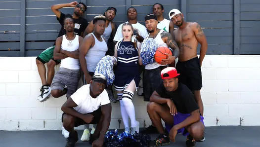 アリエッタ・アダムスの可愛い顔のバスケットボールチーム