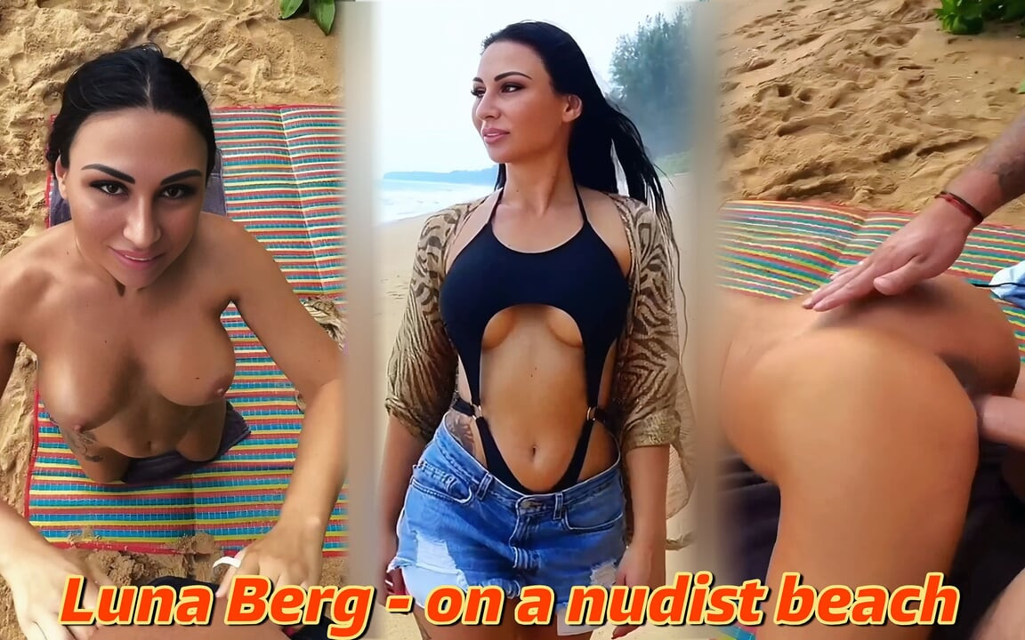 Secret Moment on the Beach Stranger Peeks and Gets His Chance
