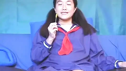 Üniversite üniforması içinde yarak üzerinde Asyalı minyon