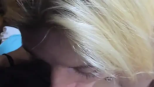 Увеличьте минет в баре