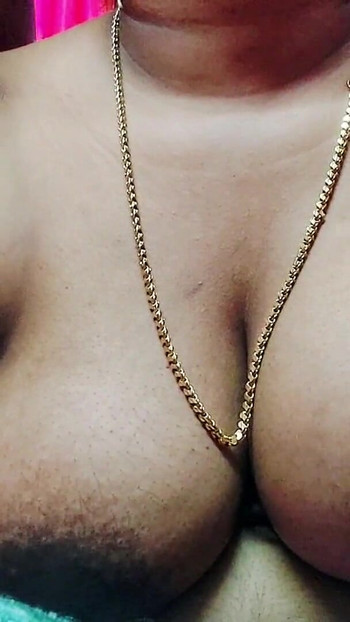 Epski trenutak iz "Indijskog desi sela bhabhi mohini seks"