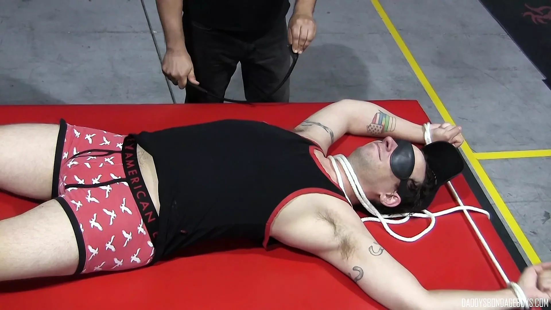 Casey Wood se fait fouetter brutalement par Domm Kaden Roads