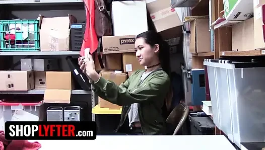 Shoplyfter - sıska yaramaz Asyalı Jade Noir hırsızlık yaparken yakalandı ve memur tarafından disipline edildi