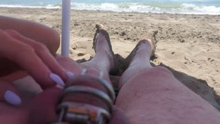 Burlas en castidad en la playa