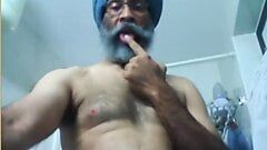 Papai indiano se masturba e goza