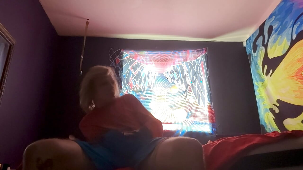 Hung guy try’s out jerking off on cam