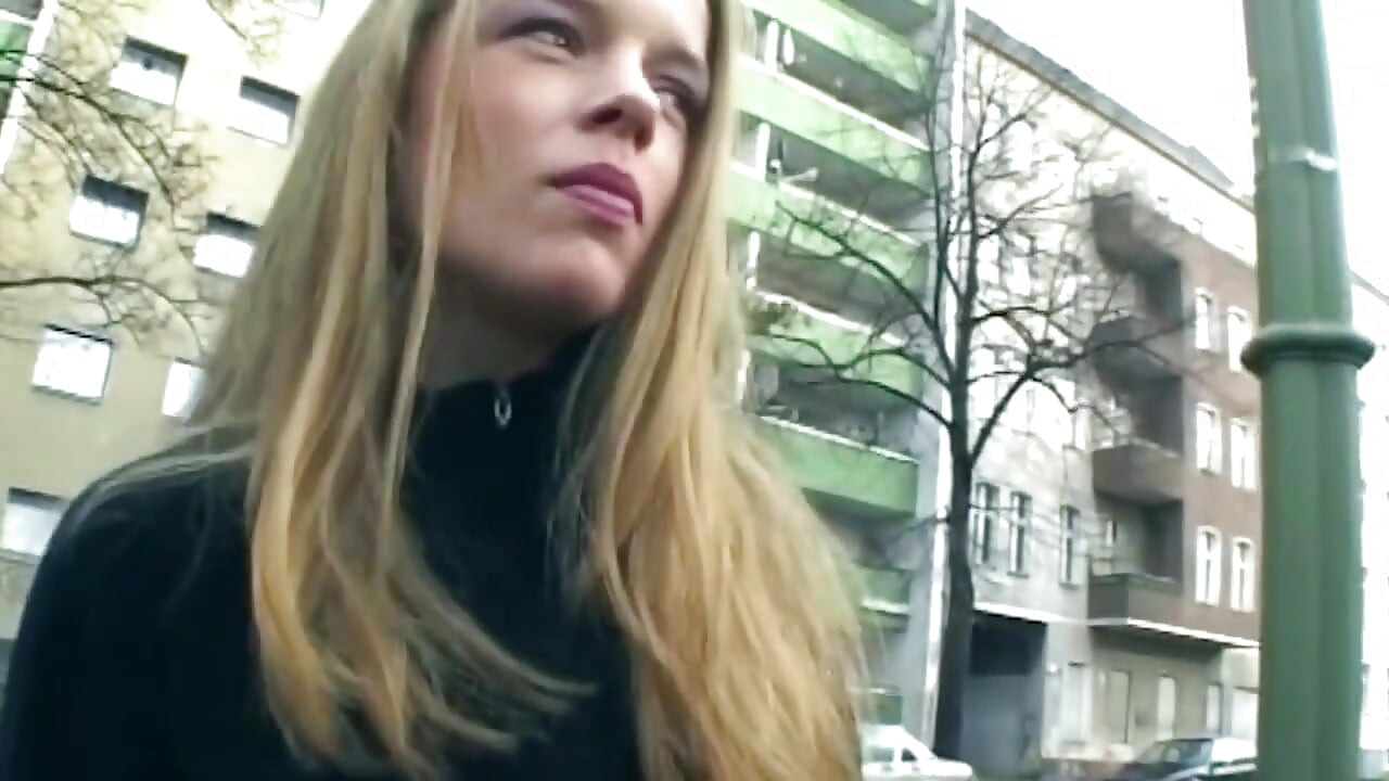 Blondynka rozprzestrzenia mokrą cipkę podczas ostrego seksu