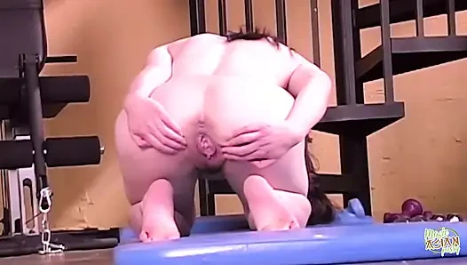 Harinya di gym membuatnya pamer senapan peregangan itu