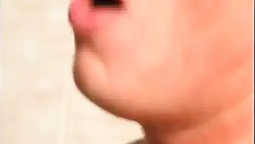 Миниатюрная тинка из Германии получила большую порцию спермы на ее симпатичное лицо