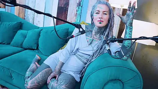 Ich spreche über N - Needed - ASMR podcast SFW spricht goth dünnes mädchen dreadlocks tattoo-modell inked mädchen