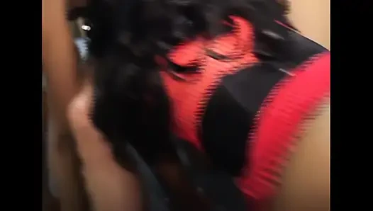 долбит ее королеву