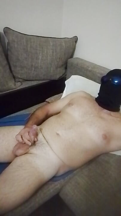 Дрочит, глядя на порно