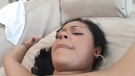 Kontol hitam besar ini terlalu besar untuk memeknya yang kecil