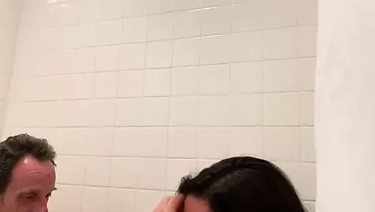 Mein 55-jähriger Fotograf war überall, nachdem er ihn in der Badewanne verführt hatte. Er hat mich gut gemacht!