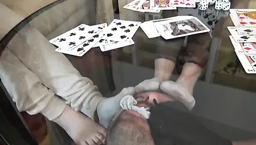 Çorap kokulu köle kağıt oynuyor!