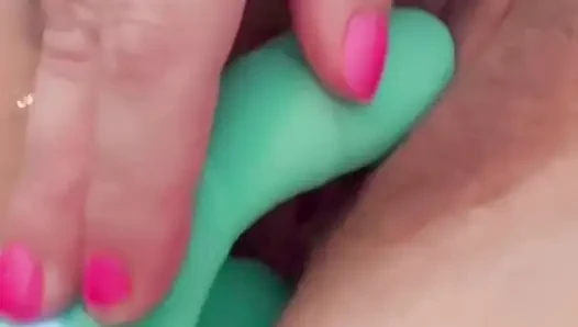 Aku lagi asik muasin memekku pakai dildo favoritku