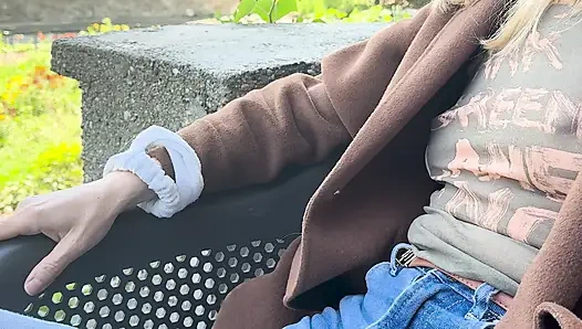 Menggoda suamiku dengan kemeja tipis sambil mengekspos pentil besar yang ditindik di tempat kopi oudoor