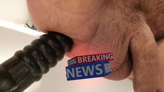 Xtreme breaking news! close -up van diepe geribbelde anale dildo