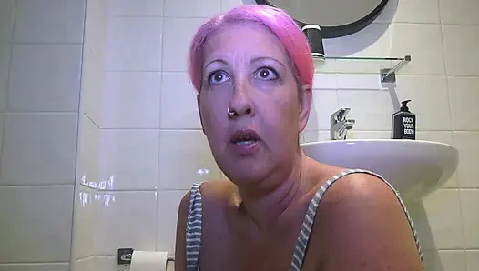 Üvey anne temizlik yapıyor ve sikişmek istiyor