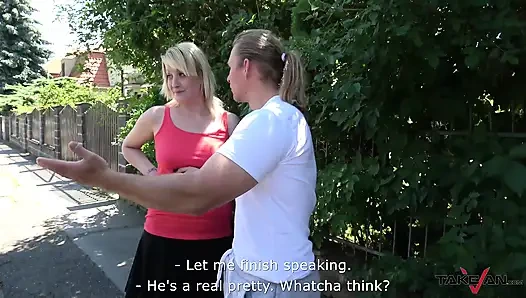 Sarışın fahişe bacaklarını büyük yarağın önünde açmadan utanmıyor