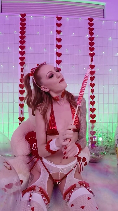 Si cewek sange rambut merah kendra cole lagi asik nyepong kontol ceroboh valentine