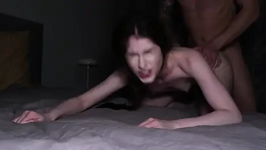 Er behandelt sie hart