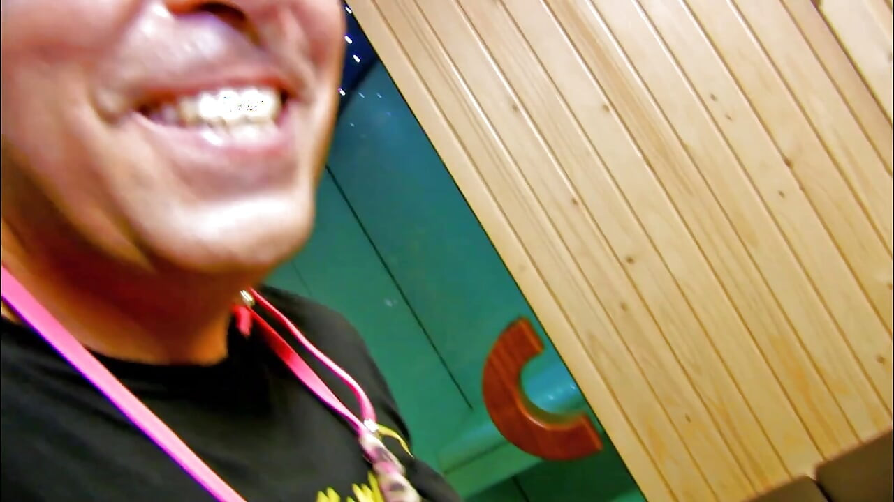 सेक्सी बेब खुशी में bawls के रूप में एक बड़ा लंड मुँह में वीर्य निकालने के लिए अपनी गांड ड्रिल करता है