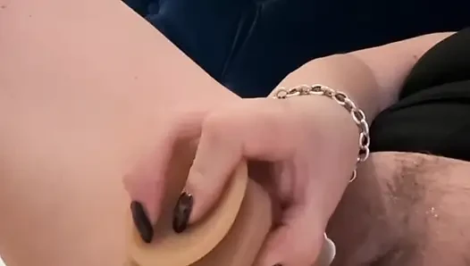 Orta yaşlı seksi kadının sulu dildo sikişi