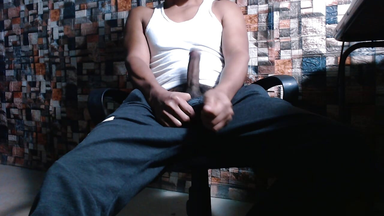 Un homme solo en tenue sportive atteint l’orgasme