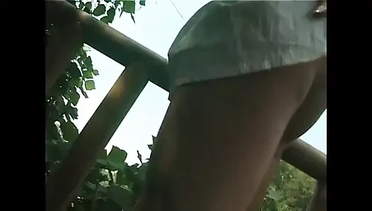 Vollbusige blonde amateur-MILF fingert sich im freien