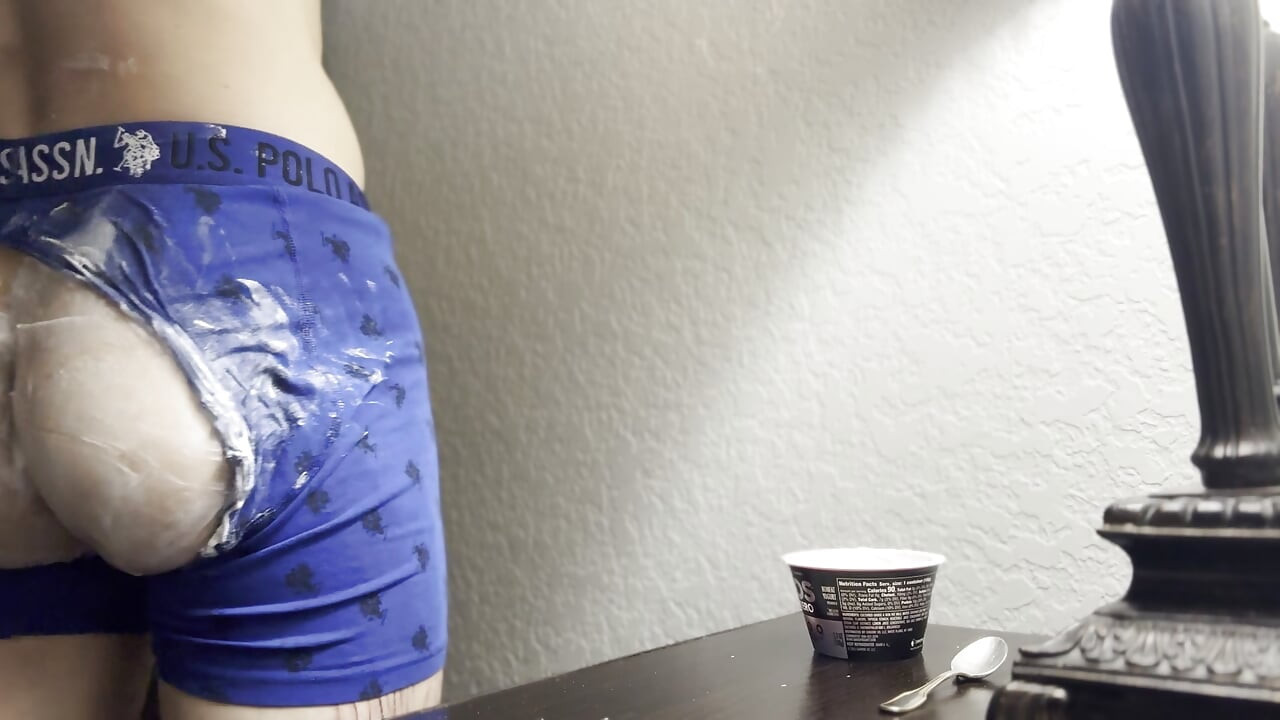 Jogurt mi se razmazuje po guzici, prstima mi razdire rupu